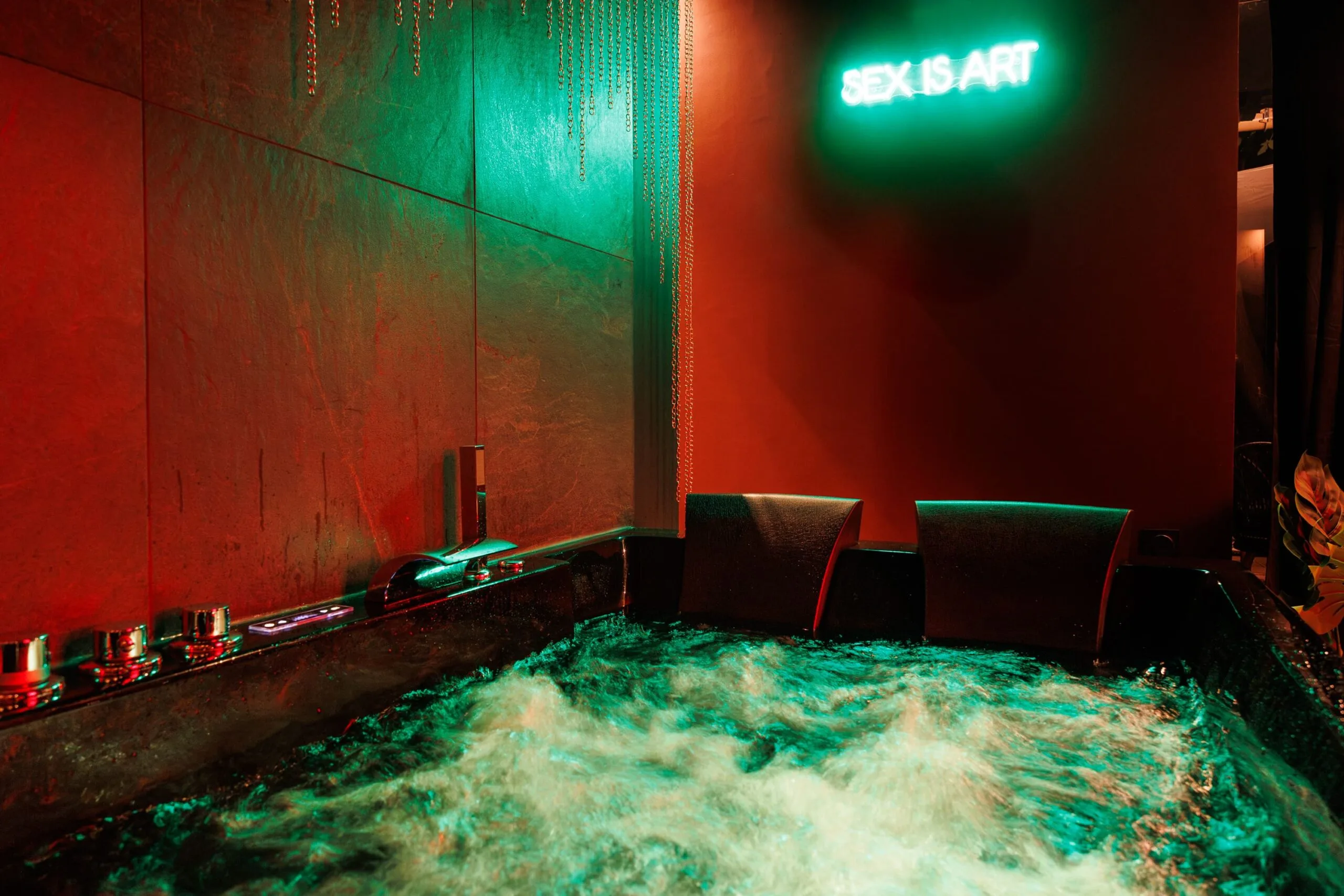 Love room jacuzzi - ambiance interdit - chambre érotique